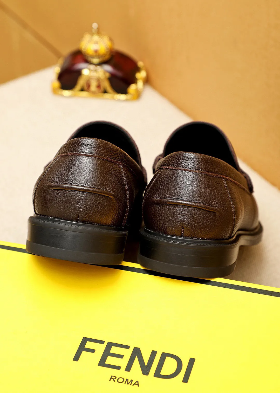 Men's shoes 💰460 💐 Product trademark: FENDI [Fendi] casual leather shoes Regular size: 38-44 (45🉑️customized) Product materials: Selected imported first-layer pebbled cowhide leather upper + luxury hardware buckle, imported cowhide lining. Strong three-dimensional visual effect, rubber outsole Color: 3⃣️colors available